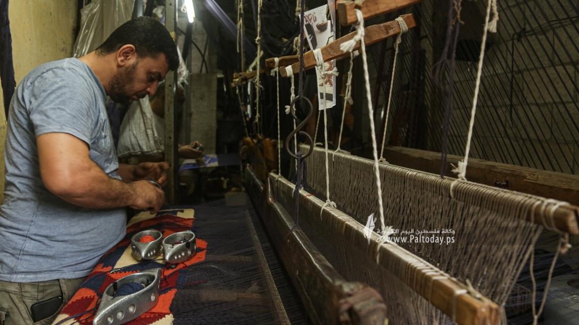 بالصور: صناعة السجاد اليدوي في غزة حرفة تراثية صامدة في وجه الزمن