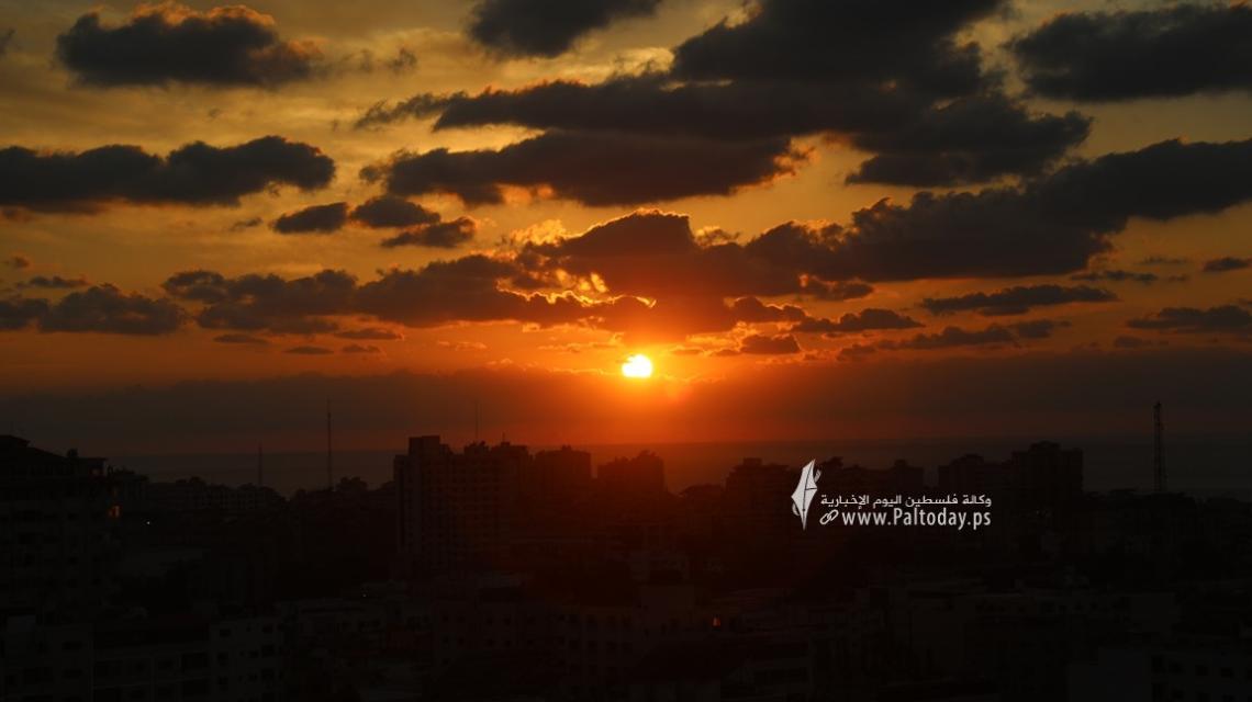 بالصور :غروب الشمس من سماء قطاع غزة مساء اليوم.
