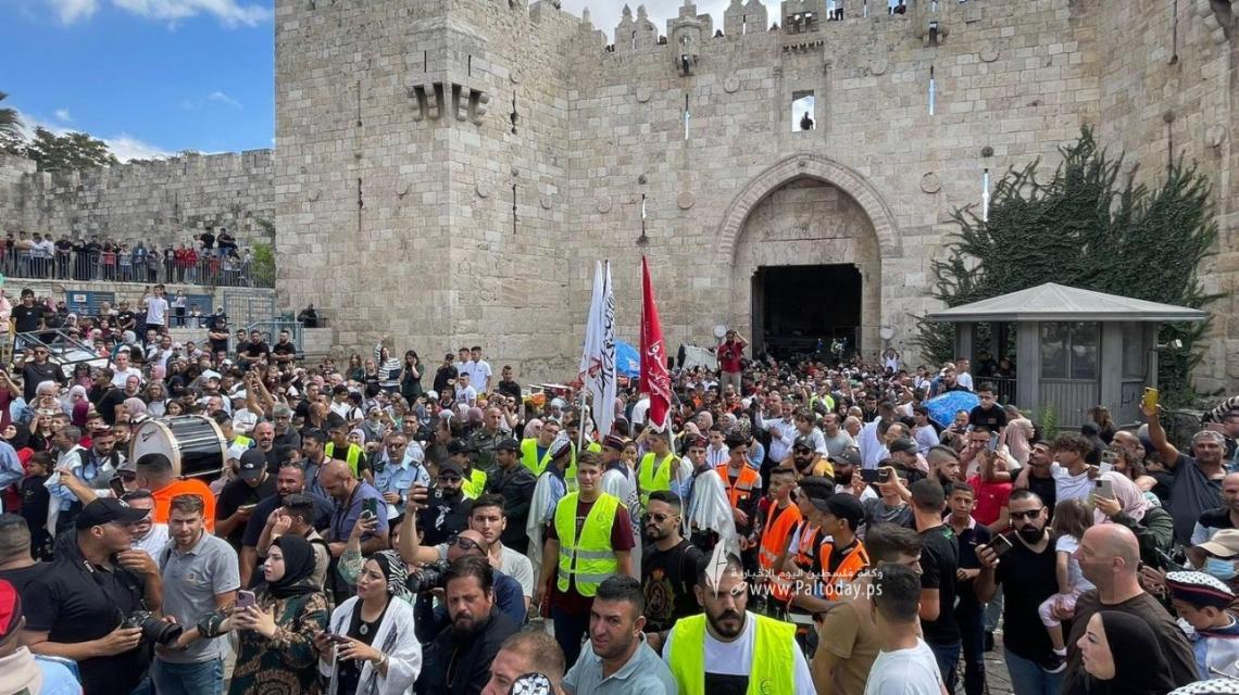 بالصور: الأجواء في باب العامود بمدينة القدس مع الاحتفال بذكرى المولد النبوي.