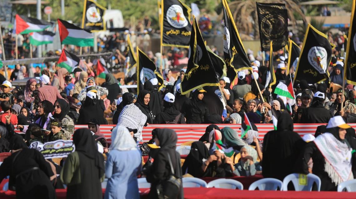 صور جماهير غفيرة تتوافد لمهرجان الانطلاقة الجهادية الـ 35 في ساحة الكتيبة بغزة