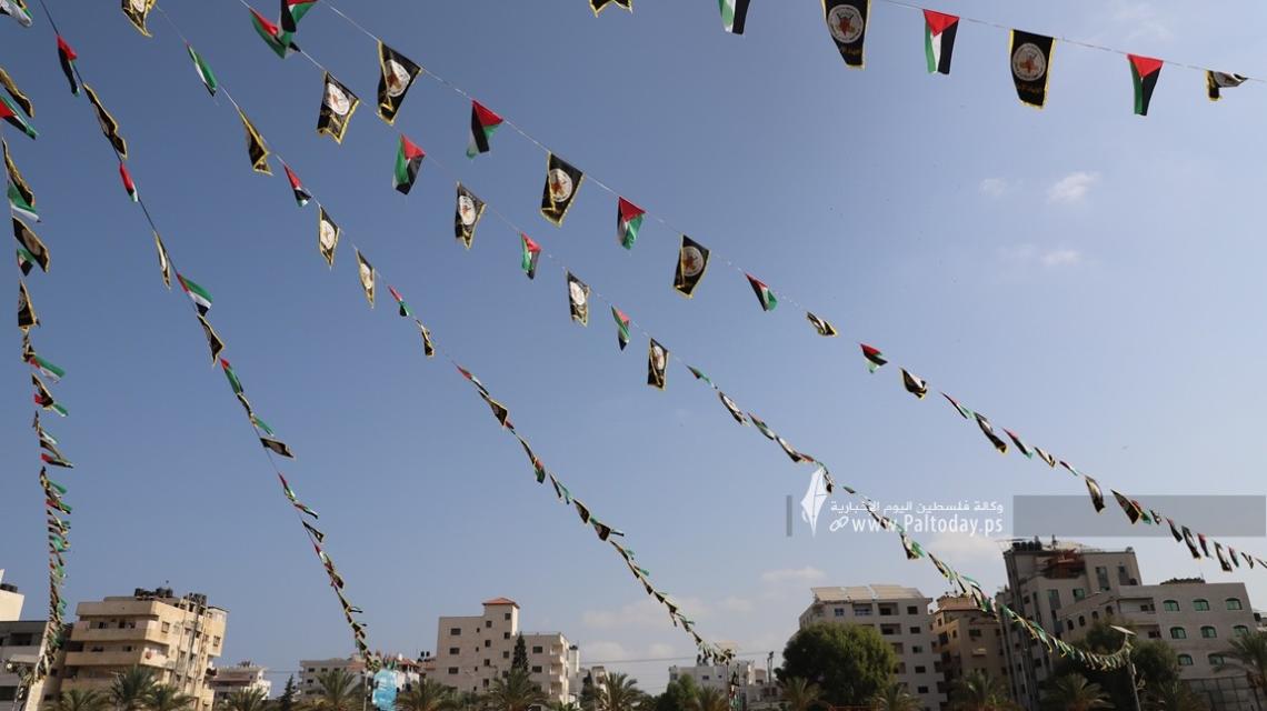 بالصور: العمل الجماهيرى للجهاد يواصل التجهيزات فى ساحة الكتيبة لاحياء ذكرى الانطلاقة