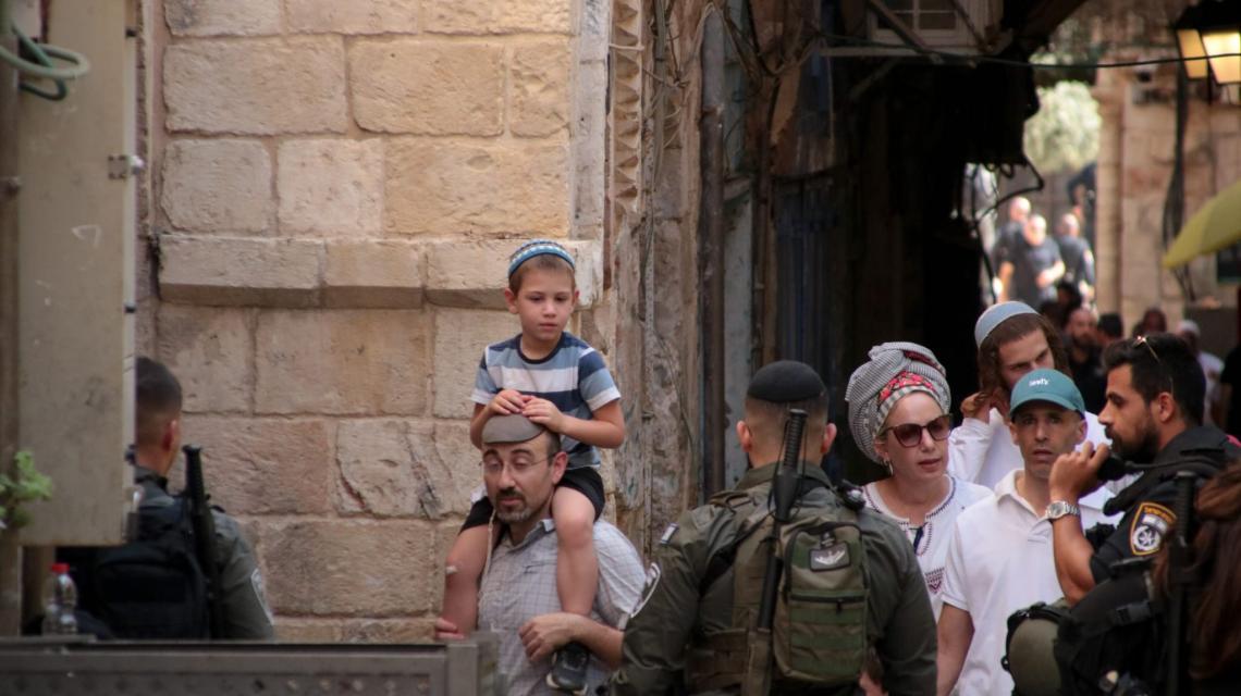 بالصور :القدس المحتلة - الاحتلال و مستوطنوه يعتدون على المرابطين في باب السلسلة