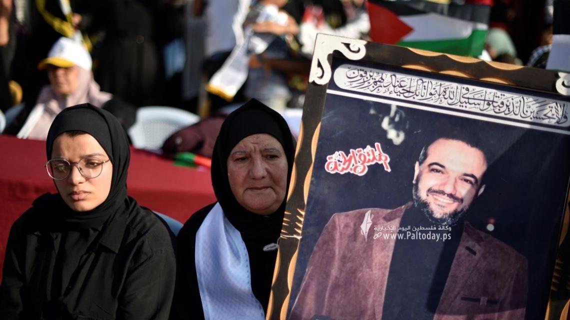 الجماهير الفلسطينية تلتقط صور تذكارية مع مجاهدي سرايا القدس الملتفين حول منصات صواريخ المقاومة