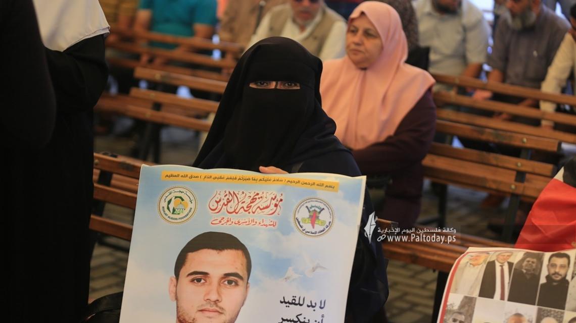 بالصور: اعتصام أهالي الأسرى الأسبوعي أمام مقر الصليب الأحمر بغزة