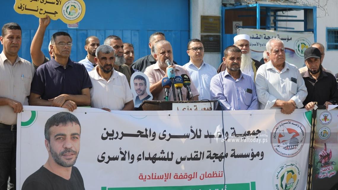 بالصور: وقفة إسنادية لمهجة القدس وجمعية واعد تضامناً مع الأسير المريض ناصر أبو حميد والأسرى المرضى أمام مقر الأمم المتحدة بغزة