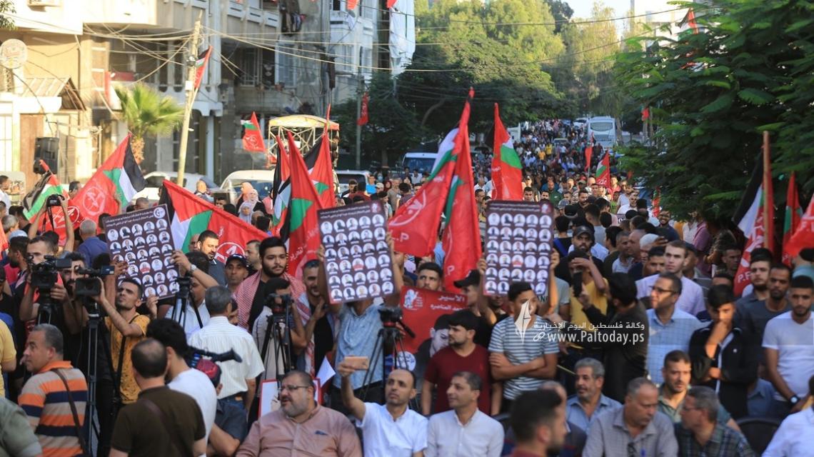 بالصور: الشعبيّة تنظم مسيرة جماهيريّة  إسنادًا للأسرى المضربين عن الطعام أمام مقر الصليب الاحمر بغزة