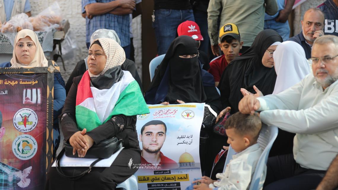 بالصور :اعتصام أهالي الأسرى أمام مقر الصليب الأحمر وإحياء ذكرى صفقة وفاء الأحرار