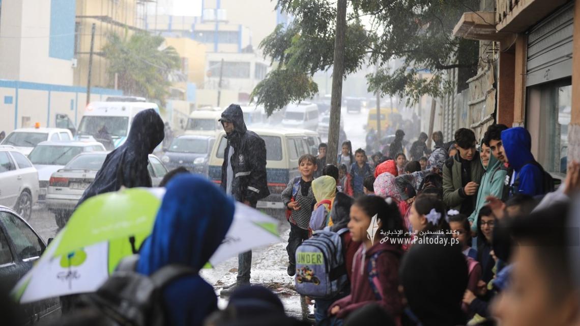 بالصور :طلاب المدارس اثناء مغادرتهم للمدارس بالتزامن مع المنخفض الجوي