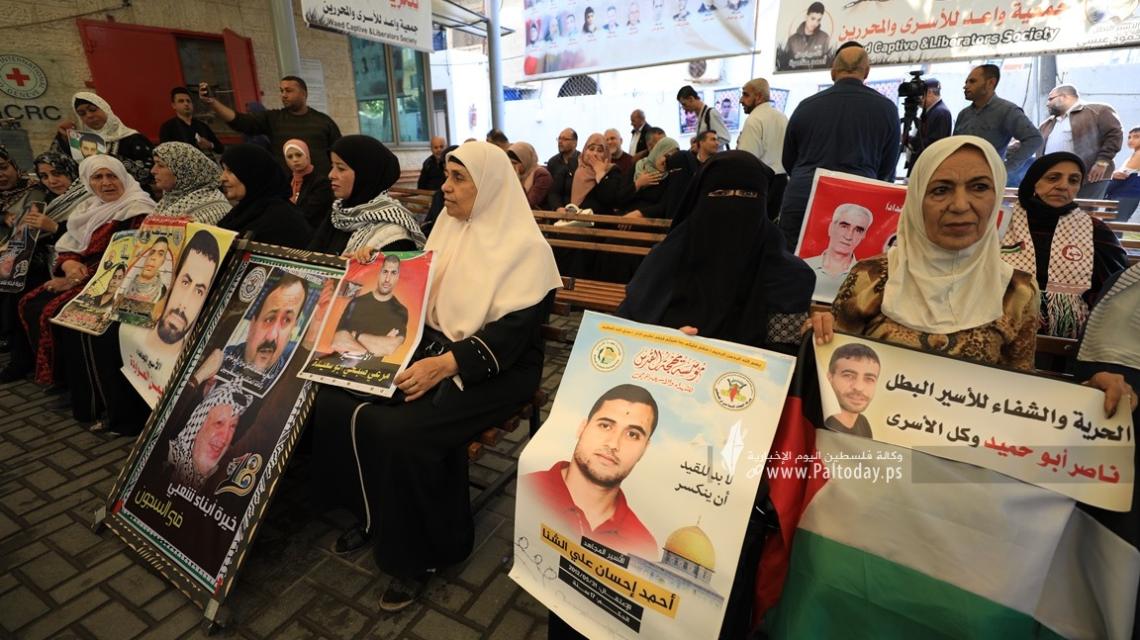 بالصور: اعتصام اهالى الأسرى الأسبوعي أمام مقر الصليب الأحمر بغزة