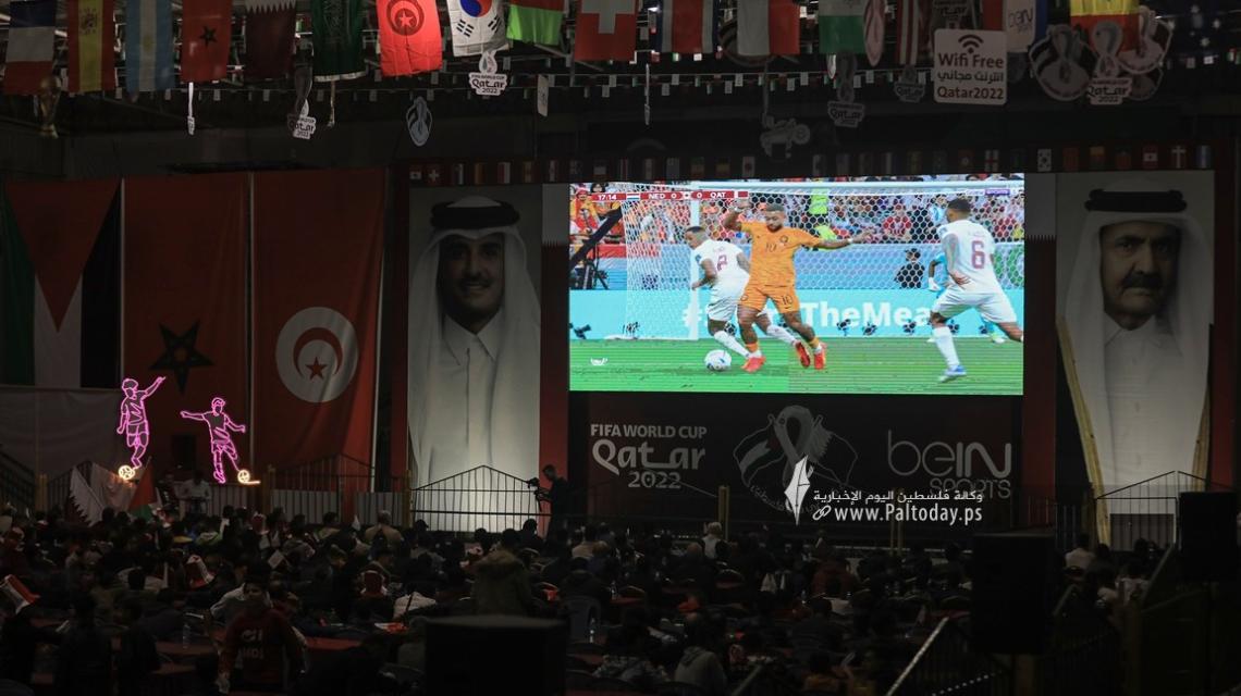 بالصور : جماهير قطاع غزة داخل صالة سعد صايل  تتابع  مباراة  "هولندا ضد قطر" ضمن مباريات كأس العالم قطر 2022