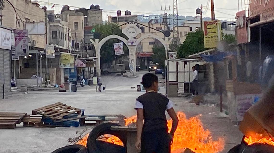 بالصور : مواجهات بين الشبان وجيش الاحتلال في مخيم جنين