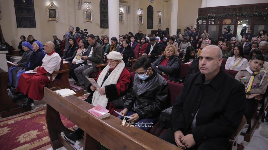 بالصور :قداس ليلة عيد الميلاد في كنيسة العائلة المقدسة للروم الكاثوليك في مدينة غزة