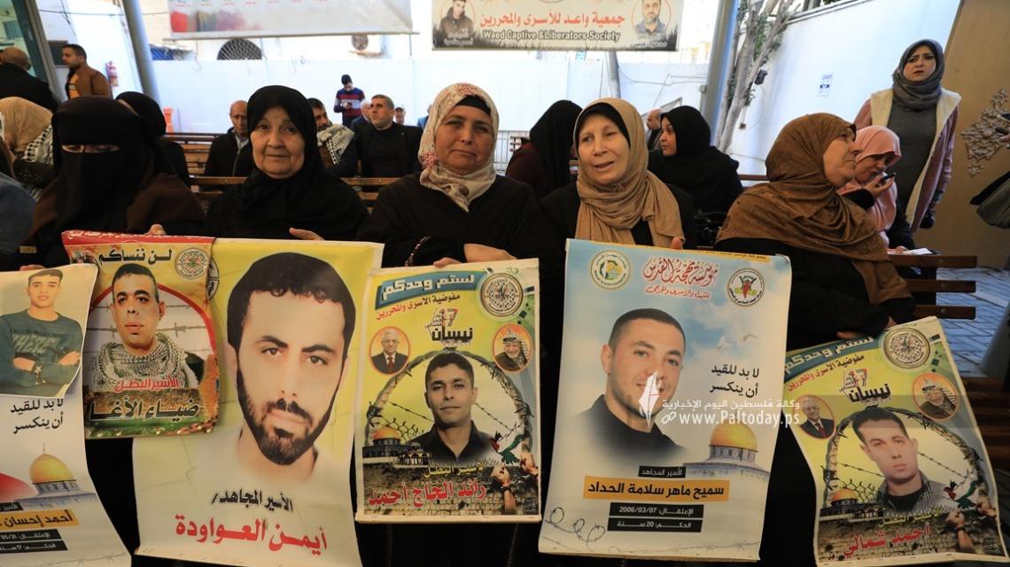 بالصور: اعتصام اهالى الأسرى الأسبوعي أمام مقر الصليب الأحمر بغزة