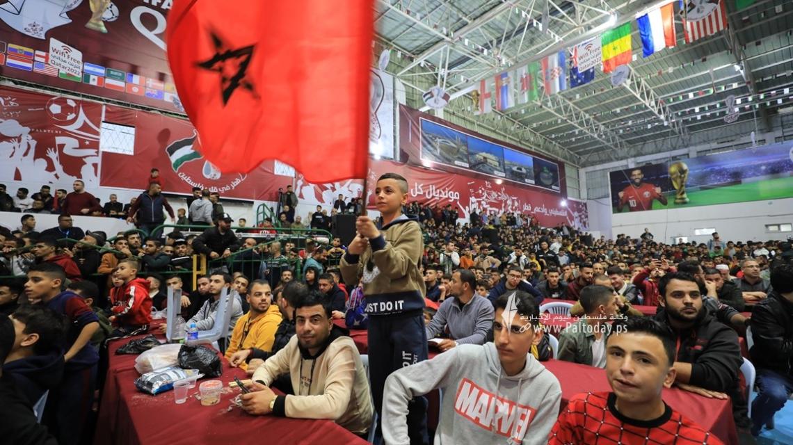 بالصور: حضور جماهيري فلسطيني كبير، في صالة سعد صايل بغزة، لمتابعة مباراة المنتخب المغربي أمام البرتغال