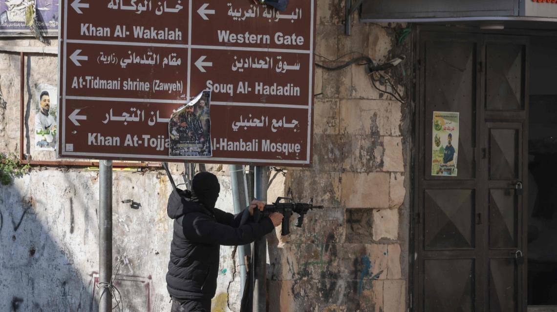 مقاومون خلال اشتباكهم مع قوات الاحتلال في نابلس
