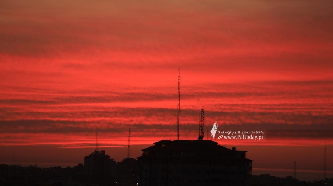 بالصور: مشاهد للغروب الساحر من سماء مدينة غزة