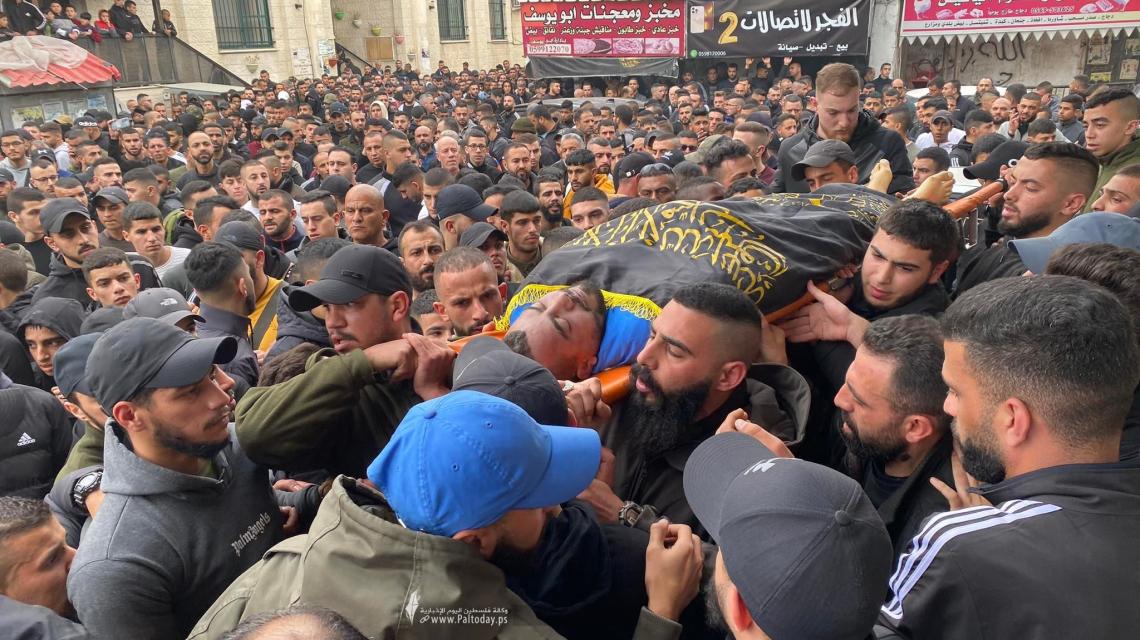 بالصور: جماهير شعبنا في مخيم جنين تشيع جثمان الشهيد القائد عمر السعدي إلى مثواه الأخير