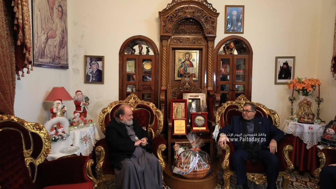 بالصور : وفد من حركة حماس يزور كنيسة القديس بورفيريوس بغزة مهنئًا بـأعياد الميلاد
