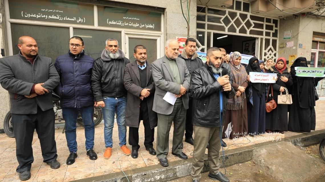 بالصور: "مهجة القدس" و "الإطار النسوي للجهاد" تنظمان وقفة في غزة احتجاجا على اعتداء الاحتلال على الأسيرات في سجن الدامون