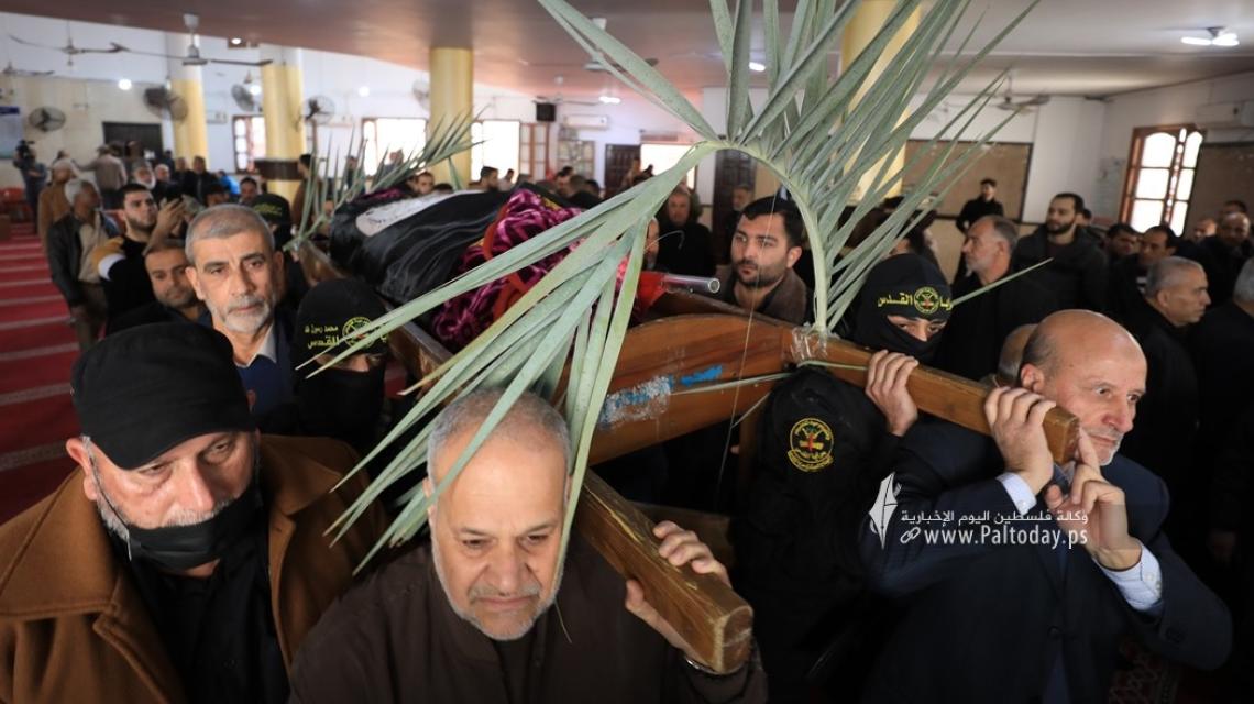 بالصور : الجهاد الإسلامي وسرايا القدس  بغزة تشيعان في جنازة عسكرية والد الاستشهادي أنور سكر أحد منفذي عملية بيت ليد البطولية