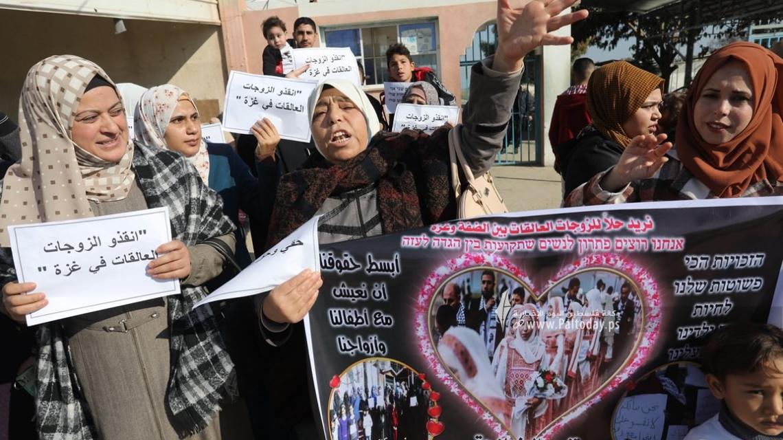 بالصور: وقفة قرب حاجز ايرز شمال القطاع لمطالبة الشؤون المدنية بلم شمل الزوجات وأطفالهن بأزواجهم في الضفة