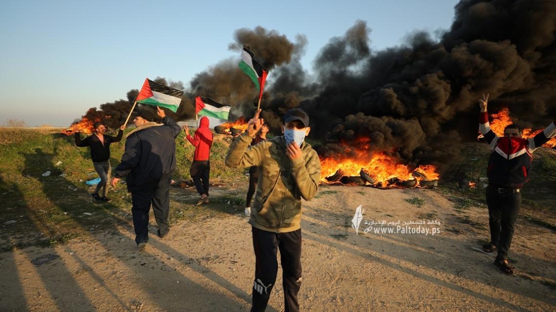 بالصور : فلسطينيون يشعلون الإطارات قرب الحدود الشرقية لقطاع غزة تنديدًا بالعدوان الإسرائيلي على جنين