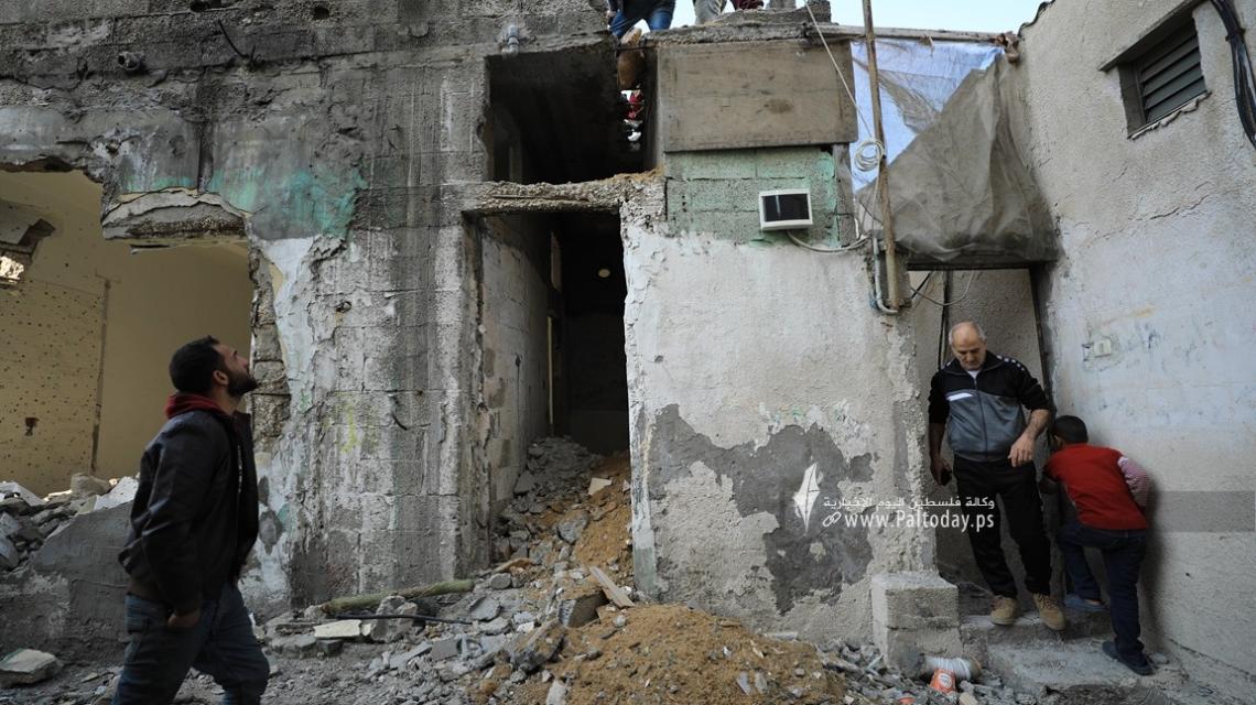 بالصور :إزالة بعض المنازل ضمن الخطة الحكومية لحل مشكلة منطقة عنق الزجاجة بمخيم الشاطئ