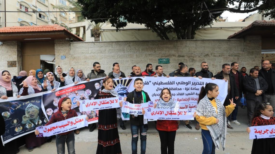 بالصور :اعتصام اهالى الأسرى الأسبوعي أمام مقر الصليب الأحمر بغزة