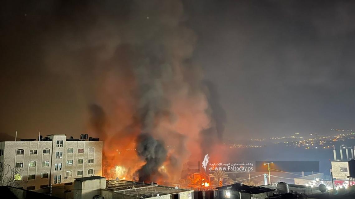 بالصور : مستوطنون يحرقون عشرات منازل المواطنين في حوارة جنوب نابلس