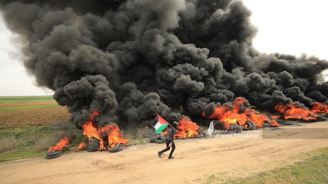 بالصور: شبان يشعلون الإطارات المطاطية على حدود شمال قطاع غزة تنديدًا بمجزرة نابلس