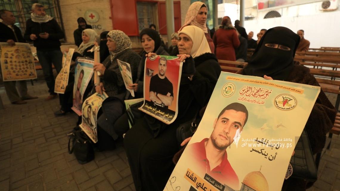 بالصور: اعتصام أهالي الأسرى ووقفة تضامنية أمام مقر الصليب الأحمر بغزة