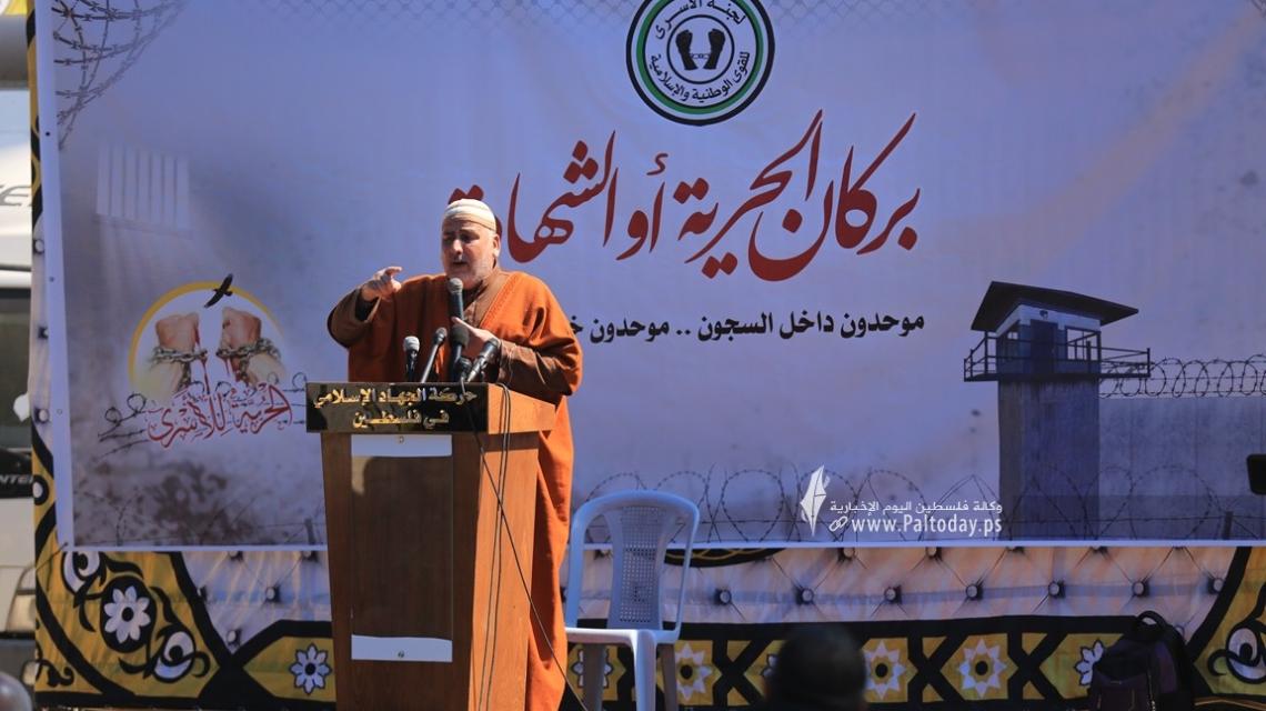 بالصور : خطبة و صلاة جمعة أمام مقر الصليب الأحمر بغزة تضامناً مع الأسرى
