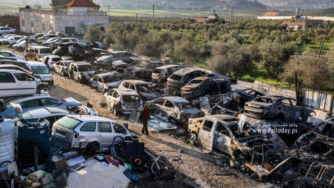 بالصور:  آثار اعتداءات المستوطنين على الفلسطينيين وممتلكاتهم في مدينة نابلس الليلة الماضية