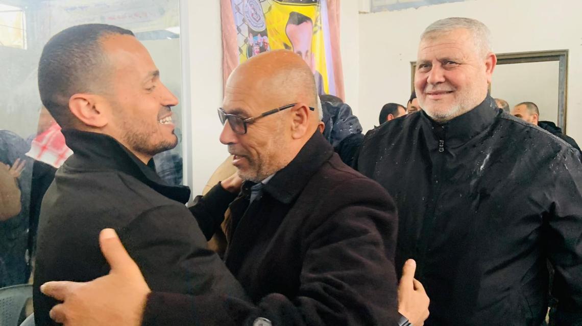 بالصور : وفد من قيادة المكتب السياسي لحركة الجهاد الاسلامي يزور الأسير المحرر أحمد أبو جزر لتهنئته بالافراج عنه من سجون الاحتلال