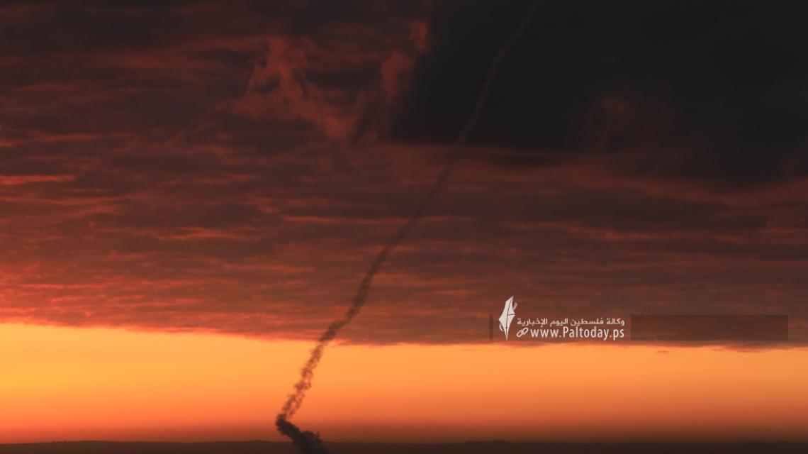 بالصور :اطلاق رشقة صاروخية من قطاع غزة تجاه الاراضي المحتلة