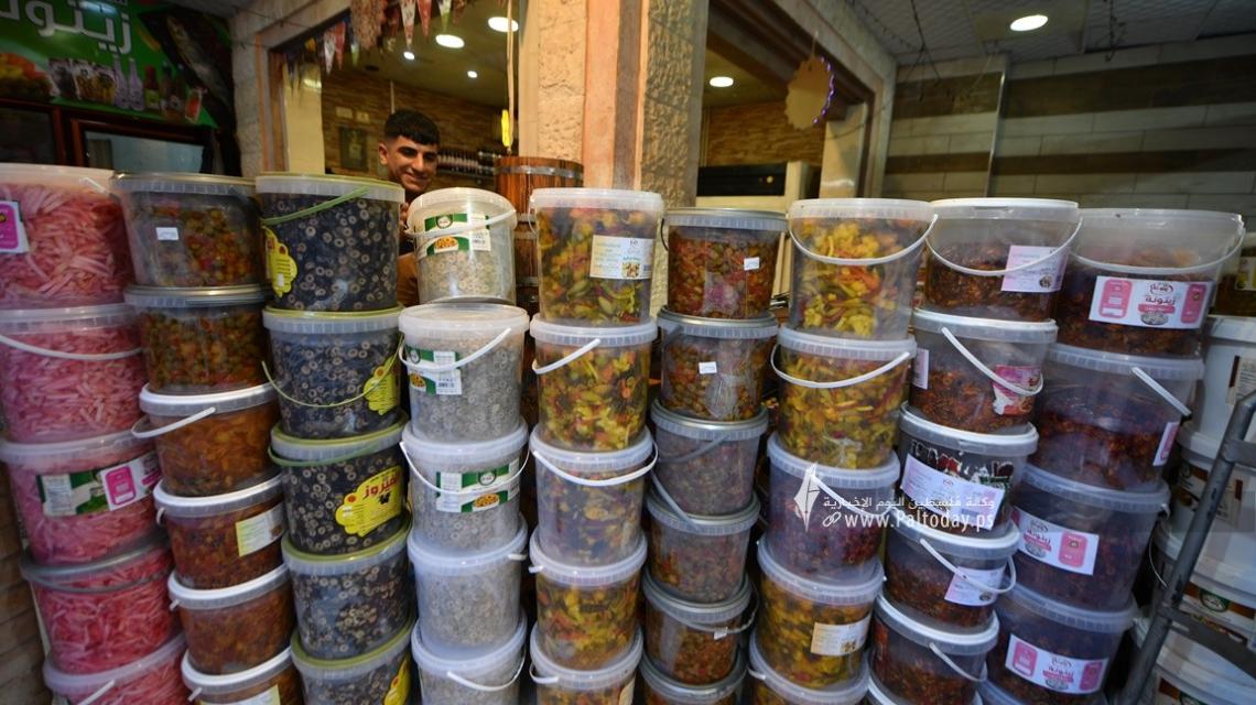 تجار المخللات بغزة يستعدون لإستقبال شهر رمضان