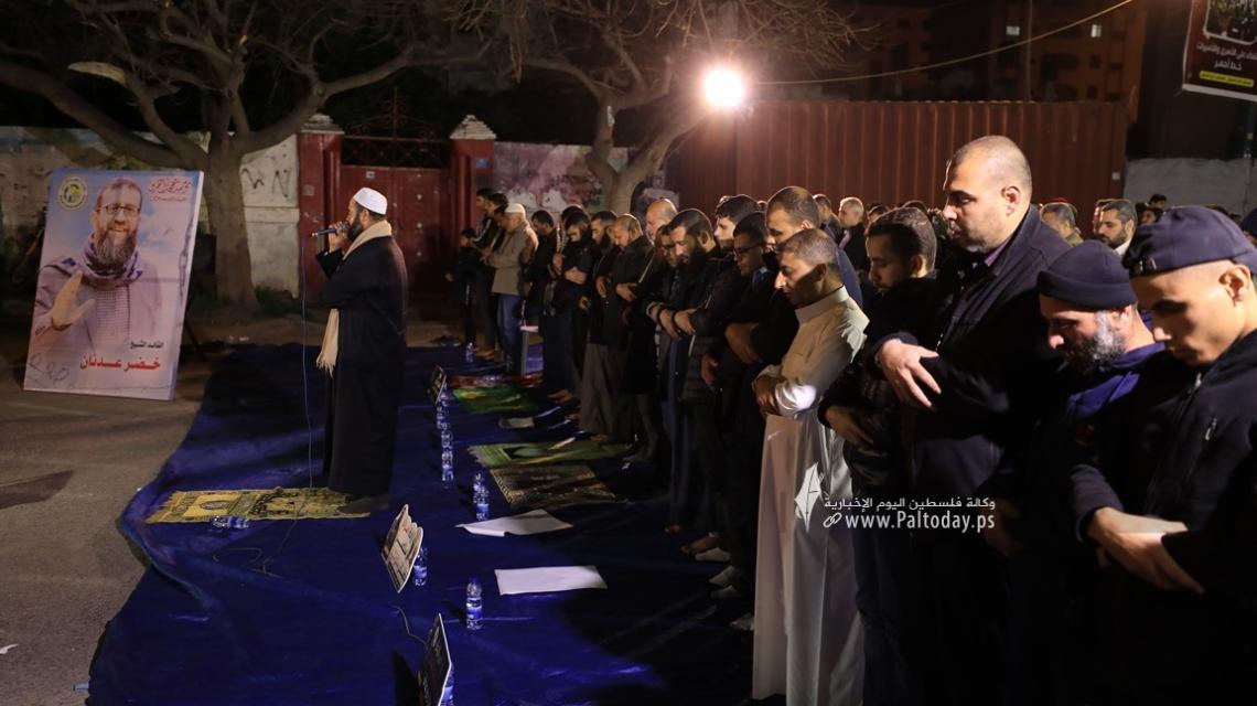 بالصور:"الجهاد" بغزة تقيم صلاة العشاء والتراويح امام مقر الصليب الاحمر تضامنا مع الشيخ المضرب عن الطعام خضر عدنان لليوم ٥١
