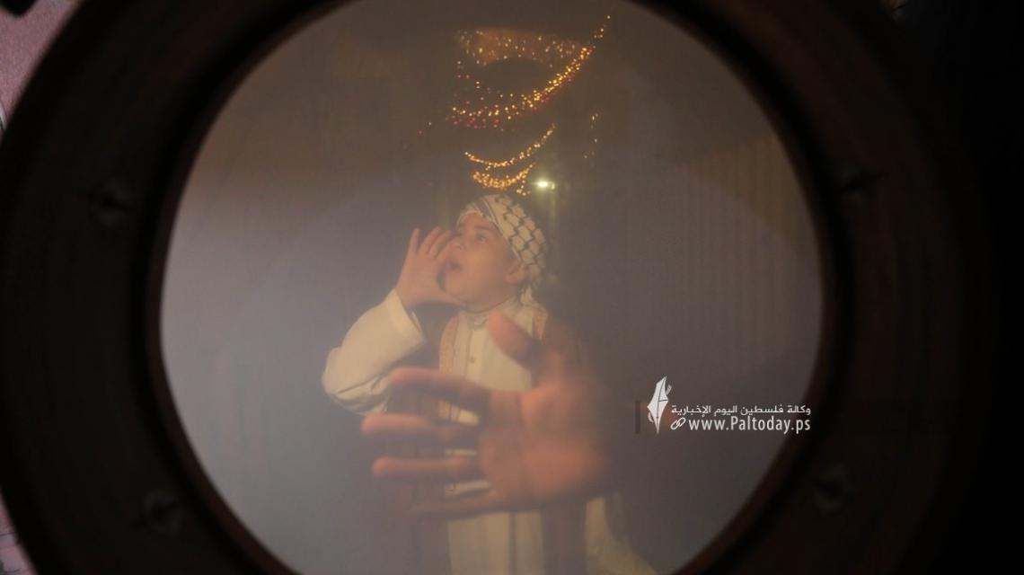 بالصور : المسحراتي يجوب الشوارع والأزقة والأحياء في فجر رابع أيام شهر رمضان المبارك