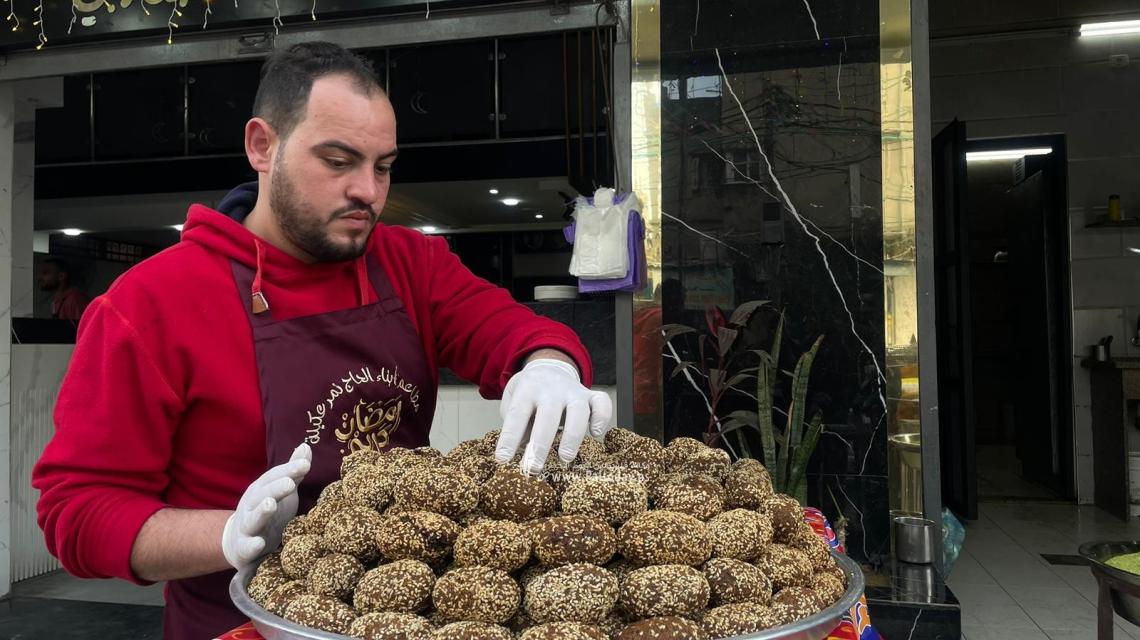 بالصور : فلافل رمضان الأكلة المفضلة على موائد الإفطار في غزة