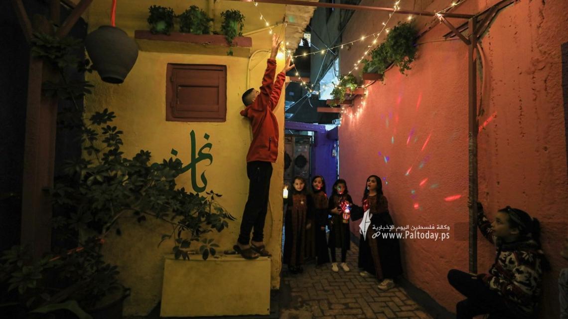 بالصور : فرحة الاطفال بمدينة غزة مع بدء أول ليلة من شهر رمضان الكريم