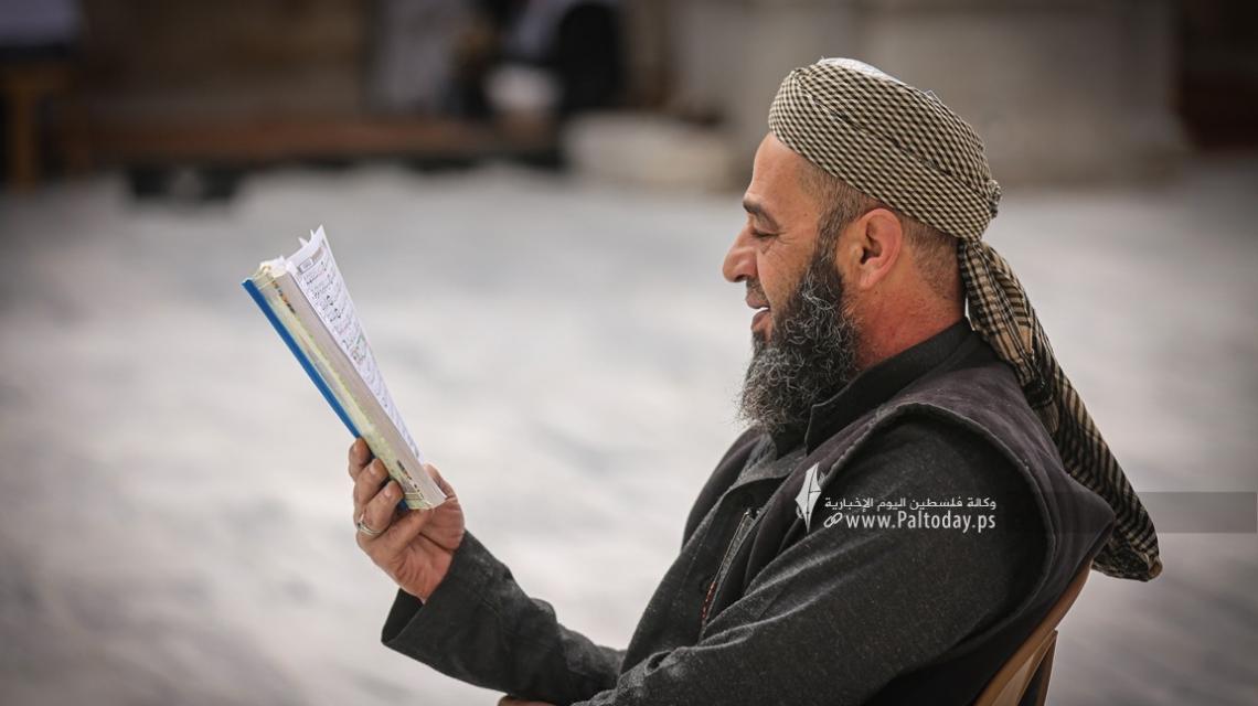 بالصور: بدء حلقات القرآن الكريم في أول يوم لشهر رمضان في المسجد العمري