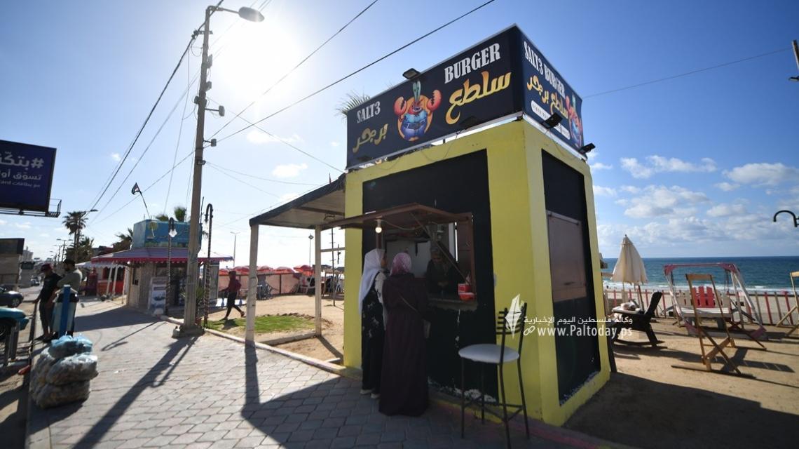 «سلطع برجر».. أول كشك لفتاة مخصص لبيع البرجر في غزة
