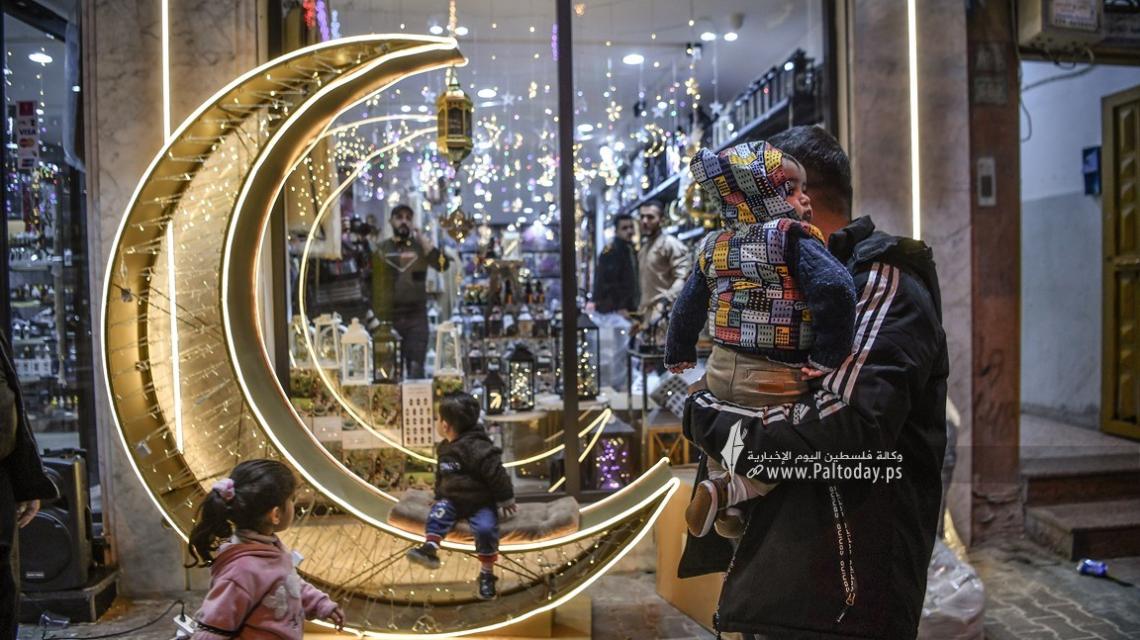 بالصور : أسواق غزة تتزين استعداداً لشهر رمضان المبارك