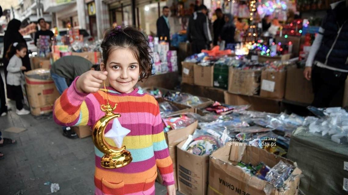 بالصور : فرحة أطفال غزة في قدوم شهر رمضان المبارك