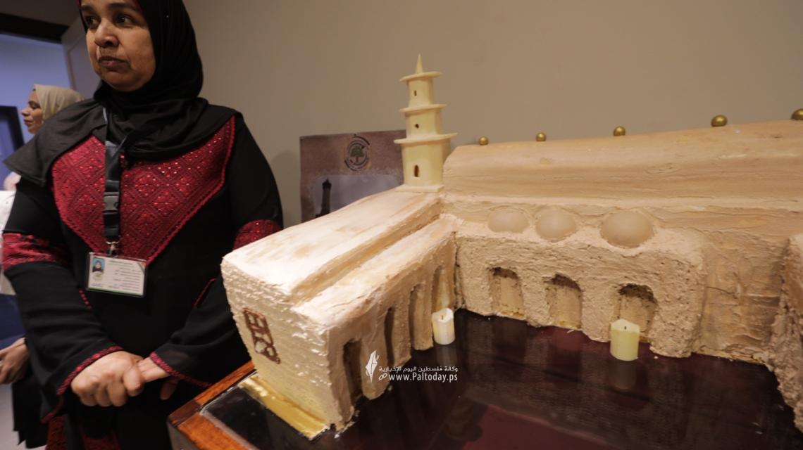 فلسطينيات يجسدن 6 أماكن أثرية من الكيك الضخم لأبرز المعالم الأثرية بغزة.