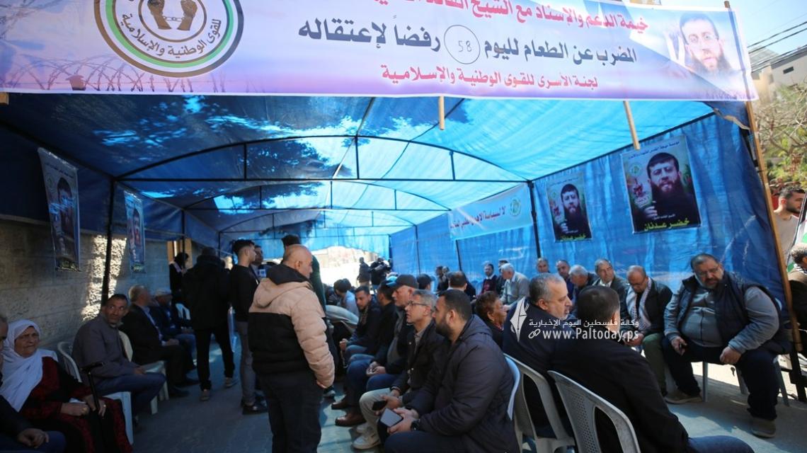 بالصور: خيمة تضامن مع الشيخ خضر عدنان امام مقر الصليب الأحمربمدينة غزة