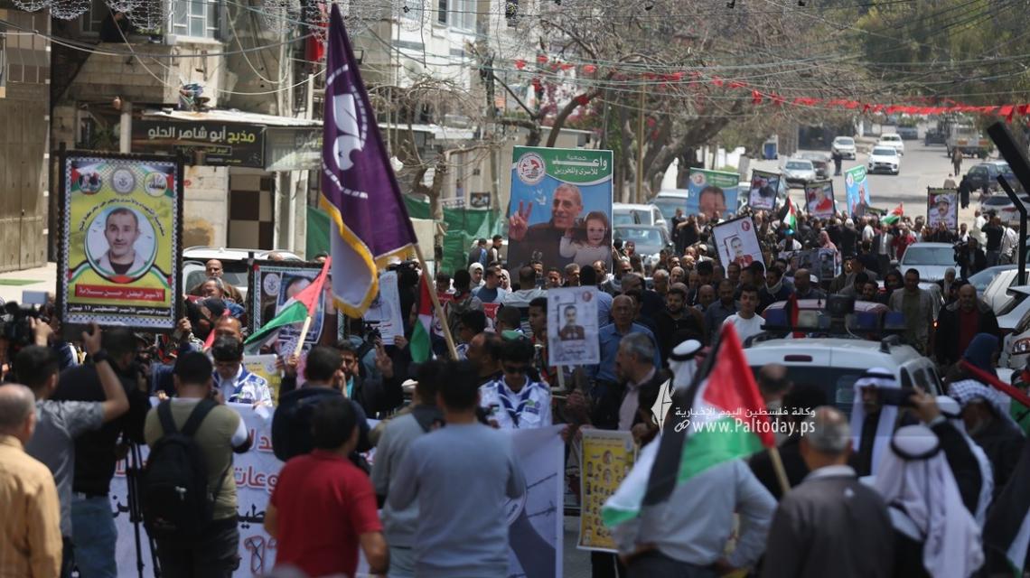 بالصور : مسيرة جماهيرية حاشدة في غزة إحياءً ليوم الأسير ونصرة للأسرى