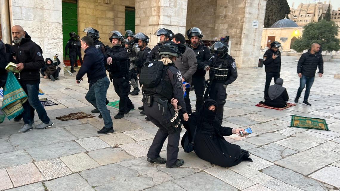 بالصور:  من المسجد الأقصى هذا الصباح.. اقتحامات للمستوطنين واعتداءات على الحرائر والمعتكفين