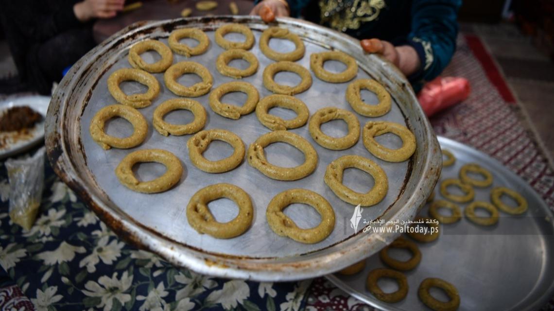 في ليلة العيد رائحة الكعك تفوح في بيوت غزة وشوارعها