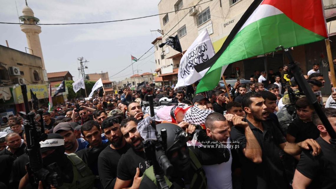بالصور : تشييع جثمان الشهيد عاهد سليم الذي ارتقى بعد إصابته برصاص الاحتلال في بلدة عزون قضاء قلقيلية